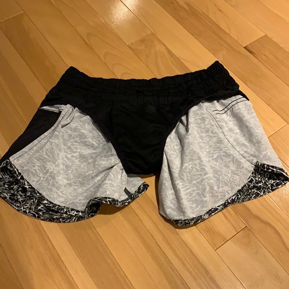 🌟HP🌟VEUC Lululemon Black/White/Army Green Patterned Tracker shorts- size 6 - Picture 10 of 17
